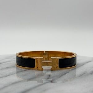 HERMÈS NARROW CLIC H BRACELET – NOIR / GOLD PLATED – GM